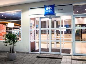 オザスコにあるibis budget Osascoのお子様ランチと書かれた看板のある店先
