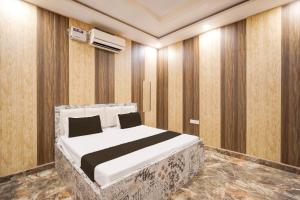 Postel nebo postele na pokoji v ubytování Hotel O Siddhi Banquet