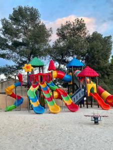einen Spielplatz mit einer bunten Rutsche und Rutschen in der Unterkunft Bungalow vue mer panoramique in Saint-Raphaël