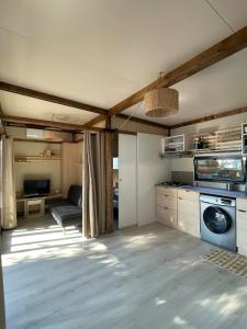 eine Küche mit Waschmaschine und Trockner im Zimmer in der Unterkunft Bungalow vue mer panoramique in Saint-Raphaël