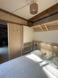 ein Schlafzimmer mit einem großen weißen Bett und einem Schrank in der Unterkunft Bungalow vue mer panoramique in Saint-Raphaël + 26 Fotos