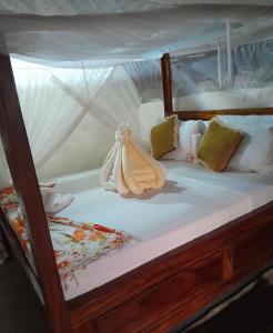 una cama grande con dosel en un barco en Serenity stay Kizimkazi, en Kizimkazi 17 fotos más