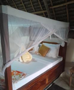 una cama con dosel en una habitación en Serenity stay Kizimkazi, en Kizimkazi
