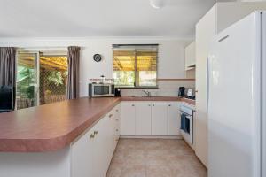 Kuchyň nebo kuchyňský kout v ubytování Happy on Hawkins + 10 fotografií