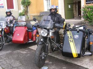 un homme assis sur une moto avec une side-car dans l'établissement Logîte Touristique Les 3 Loups, à Châtenois