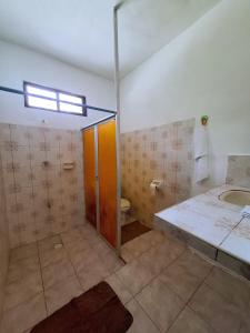Un baño con ducha, inodoro y lavabo. en Casa Jedidian, en El Cuyo