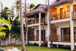 aominium building with balconies and palm trees at Casa de Coco Icarai in Icaraí