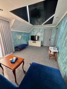 TV a/nebo společenská místnost v ubytování Retro Hotel