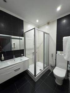 Koupelna v ubytování Retro Hotel