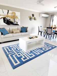 Posezení v ubytování Brand New Luxurious Townhouse