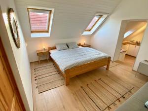 Postel nebo postele na pokoji v ubytování Ablakalúdra Aszófői Apartmanok