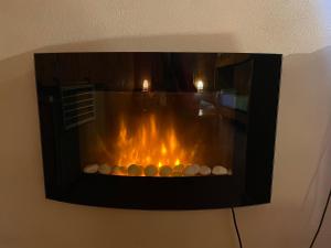 een open haard in een kamer bij Nido delle Alpi by SMART-HOME in Pietraporzio