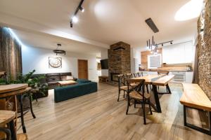 een woonkamer met een bank en een tafel bij Villa Merry in Vysoké Tatry