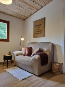 - un canapé dans le salon doté d'un plafond en bois dans l'établissement Cal Masses , St. Salvador de Guardiola, à Guardiola 32 autres photos