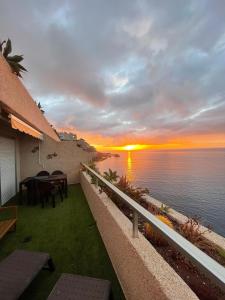una casa con vista sull'oceano al tramonto di Peace Rooftop Tenerife a Tabaiba