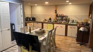 ラ・セレナにあるCasa frente a la playaのキッチン(テーブル、椅子、カウンター付)