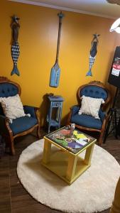 ラ・セレナにあるCasa frente a la playaの椅子2脚とテーブルのあるリビングルーム