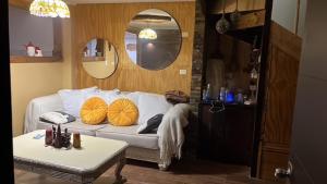 ラ・セレナにあるCasa frente a la playaのリビングルーム(白いソファ、黄色い枕付)