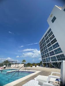 Bazén v ubytování Coronado Beach Unique Balcony Apartment nebo v jeho okolí