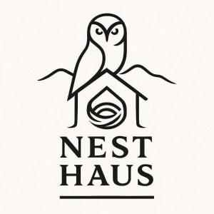 ルドビコビツェ・クウォツキエにあるNest Hausの巣の上に座っている鳥
