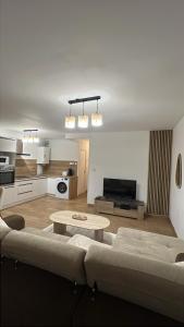 un salon avec un canapé et une table dans l'établissement Appartement moderne à 5min du centre ville et des quais, à Romans-sur-Isère