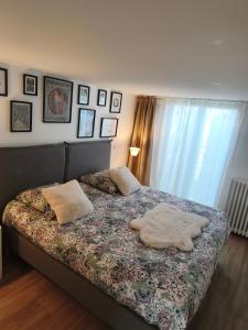 une chambre avec un lit avec deux oreillers dessus dans l'établissement le stockholm, à Sablons