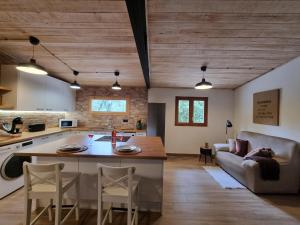 une cuisine et un salon avec une table et un canapé dans l'établissement Cal Masses , St. Salvador de Guardiola, à Guardiola