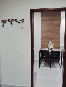 a dining room with a table and a mirror at Apartamento 520C in Maringá