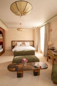 ein Hotelzimmer mit einem Bett und einem Tisch in der Unterkunft Verneuil la douce in Verneuil d’Avre et d’Iton + 28 Fotos