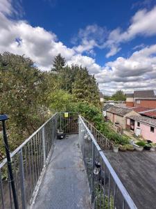 balcón con valla y árboles y edificios en 2 bedrooms self contain flat with nice garden, en Didcot