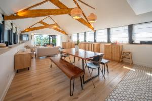 Un comedor y una sala de estar con mesa y sillas. en Ar Pavilhon, en Douarnenez