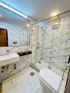 Ένα μπάνιο στο Hotel Five Rivers - Airport Road