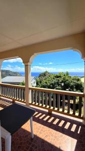 een balkon met uitzicht op de oceaan bij NR Investments in Kingstown