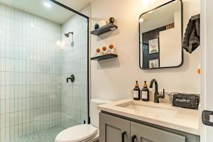 Christmas special, Cozy Luxe Escape, Raleigh 2BR Getaway, Sleeps 4, Pets, Kids & Business Travelers Welcome, Holiday deal في رالي: حمام مع دش ومرحاض ومغسلة +40 صورة