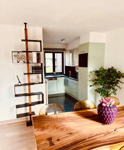 a kitchen and dining room with a table and chairs at Secondo Piano Hasselt in Hasselt