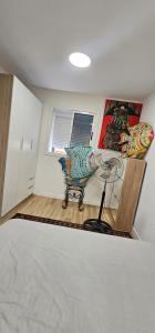 une pièce avec une statue de dinde dans une pièce dans l'établissement Descanso cerca del mar, à Las Galletas