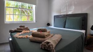 a bedroom with a bed with towels on it at Oasis Boutique Resort - Magnesium zwembad in Willemstad +63 photos