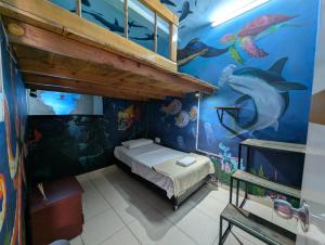 Una cama o camas en una habitación de Lienzo Hostel and Mural Art Museum