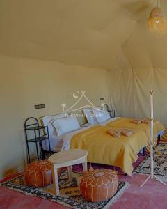 Ένα ή περισσότερα κρεβάτια σε δωμάτιο στο The White Camp Merzouga - Official Luxury Desert Camp & Camel Tours