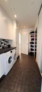 eine Küche mit Waschmaschine und Trockner in der Unterkunft Villa near the sea in a scenic area in Mariehamn in Mariehamn