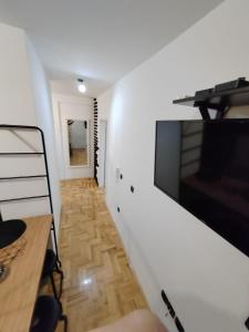 un soggiorno con una grande TV a schermo piatto a parete di Apartman GOBATE a Požarevac
