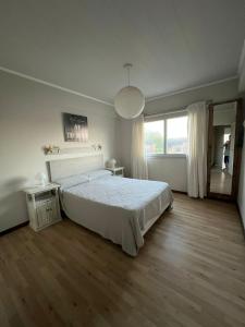 ein Schlafzimmer mit einem großen Bett und einem großen Fenster in der Unterkunft Semipiso de Categoria con Vista al Mar in Monte Hermoso