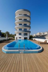 Πισίνα στο ή κοντά στο Bright Stylish Flat With Balcony & Shared Pool
