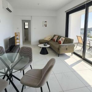 Χώρος καθιστικού στο Bright Stylish Flat With Balcony & Shared Pool