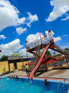 Bazén v ubytování Guims Hôtel nebo v jeho okolí