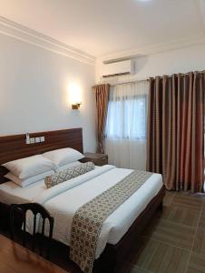 Postel nebo postele na pokoji v ubytování Guims Hôtel