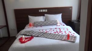 Postel nebo postele na pokoji v ubytování Guims Hôtel