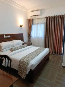 Postel nebo postele na pokoji v ubytování Guims Hôtel