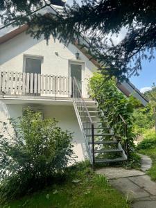 Una casa blanca con una escalera que conduce a ella. en Kleine Oase im Grünen!, en Heiligenhaus