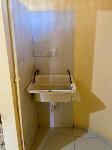 a bathroom with a sink in a room at Kitnet confortável no centro de cabo frio in Cabo Frio